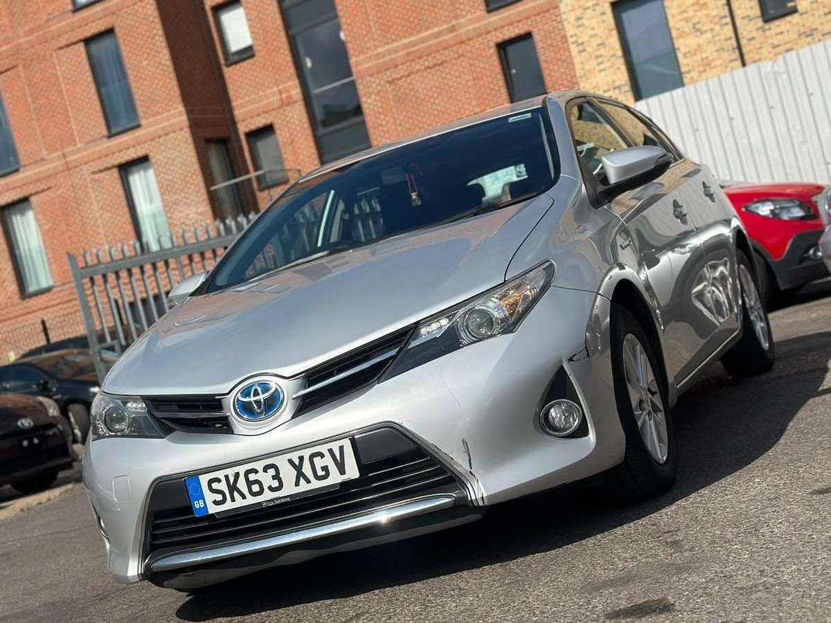 A 2013 TOYOTA AURIS 1.8 VVT-h Icon Hatchback 5dr Petrol Hybrid CVT Euro 5 (s/s) (136 ps) A 2013 TOYOTA AURIS 1.8 VVT-h Icon Hatchback 5dr Petrol Hybrid CVT Euro 5 (s/s) (136 ps)