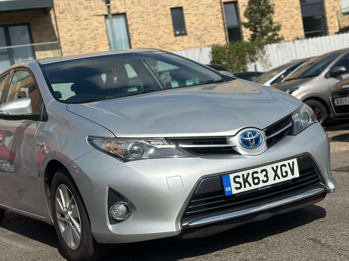 A 2013 TOYOTA AURIS 1.8 VVT-h Icon Hatchback 5dr Petrol Hybrid CVT Euro 5 (s/s) (136 ps) A 2013 TOYOTA AURIS 1.8 VVT-h Icon Hatchback 5dr Petrol Hybrid CVT Euro 5 (s/s) (136 ps)