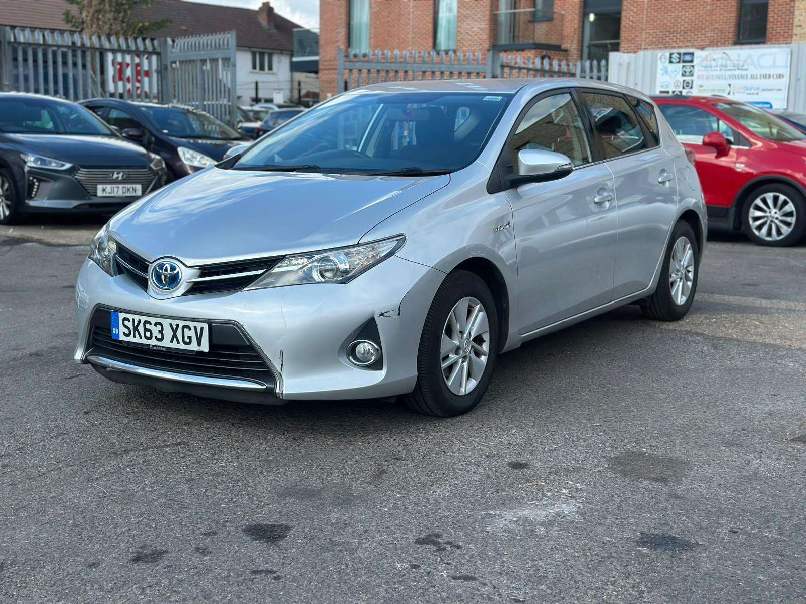 A 2013 TOYOTA AURIS 1.8 VVT-h Icon Hatchback 5dr Petrol Hybrid CVT Euro 5 (s/s) (136 ps) A 2013 TOYOTA AURIS 1.8 VVT-h Icon Hatchback 5dr Petrol Hybrid CVT Euro 5 (s/s) (136 ps)