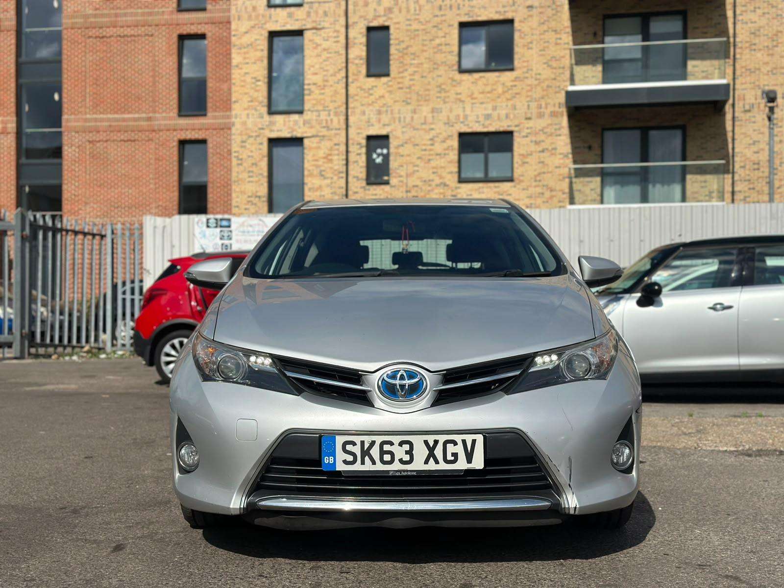 A 2013 TOYOTA AURIS 1.8 VVT-h Icon Hatchback 5dr Petrol Hybrid CVT Euro 5 (s/s) (136 ps) A 2013 TOYOTA AURIS 1.8 VVT-h Icon Hatchback 5dr Petrol Hybrid CVT Euro 5 (s/s) (136 ps)