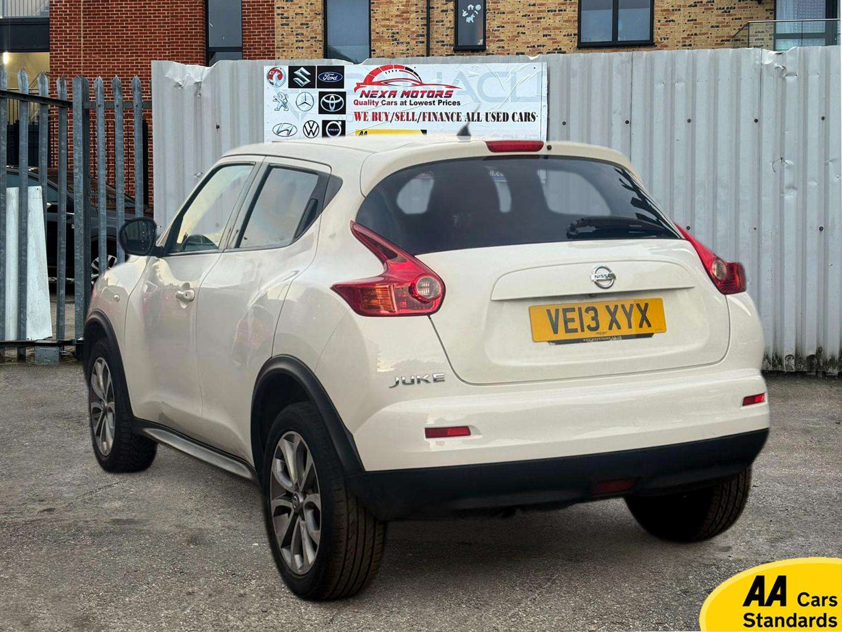 A 2013 NISSAN JUKE 1.6 Tekna SUV 5dr Petrol CVT Euro 5 (117 ps) A 2013 NISSAN JUKE 1.6 Tekna SUV 5dr Petrol CVT Euro 5 (117 ps)