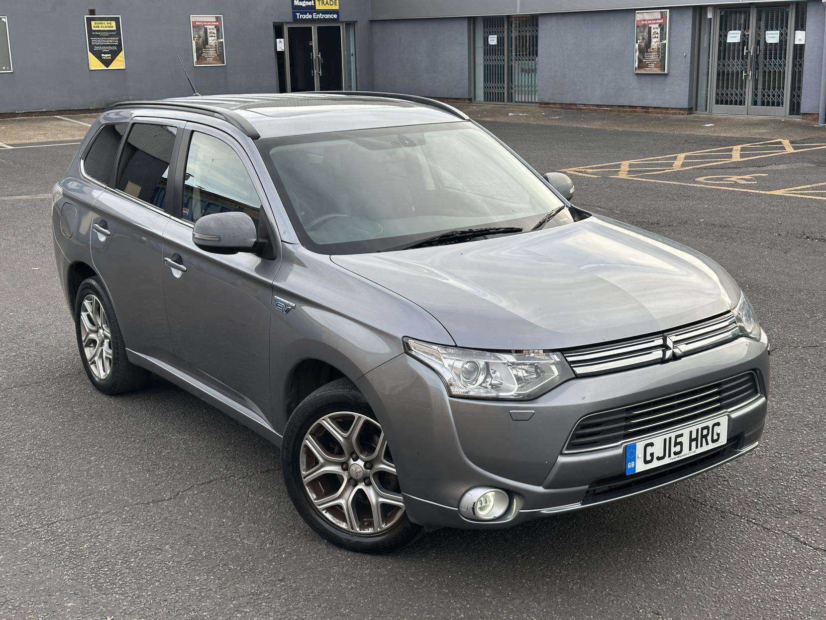 A 2015 MITSUBISHI OUTLANDER 2.0h 12kWh GX4h SUV 5dr Petrol Plug-in Hybrid CVT 4WD Euro 5 (s/s) (200 ps) A 2015 MITSUBISHI OUTLANDER 2.0h 12kWh GX4h SUV 5dr Petrol Plug-in Hybrid CVT 4WD Euro 5 (s/s) (200 ps)