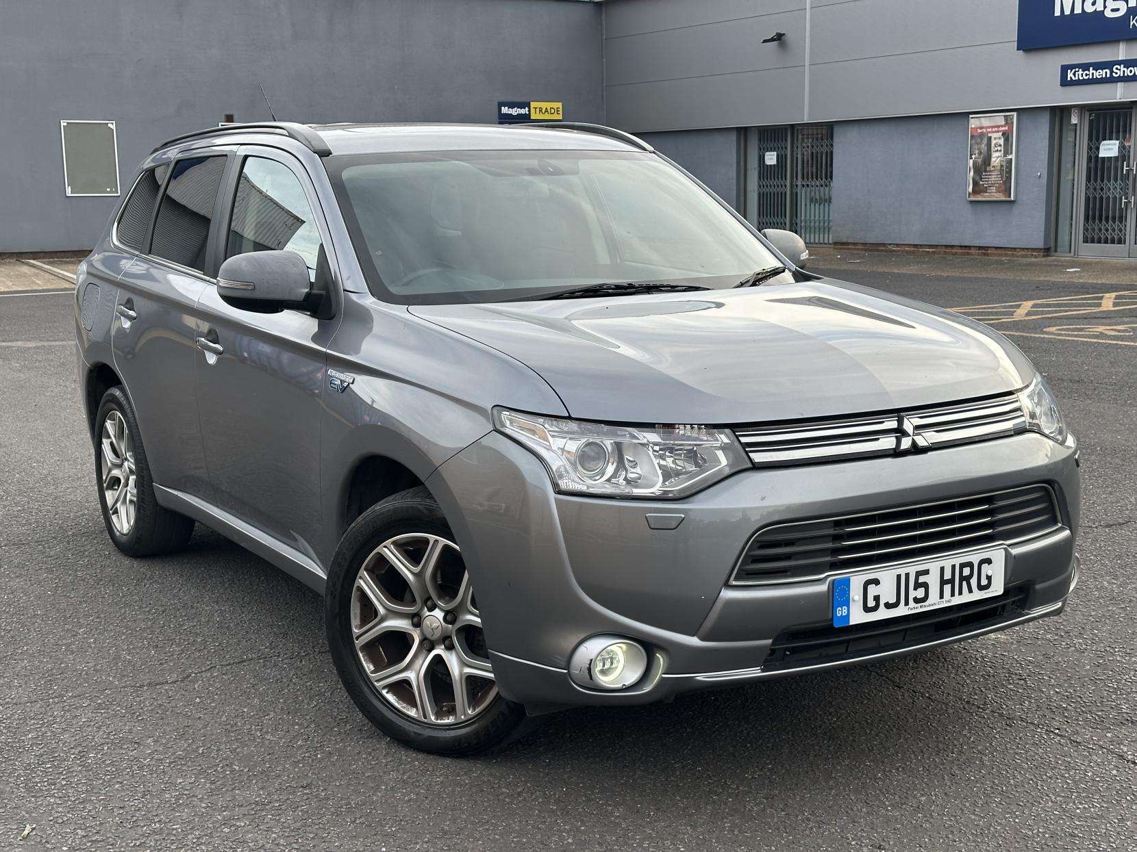 A 2015 MITSUBISHI OUTLANDER 2.0h 12kWh GX4h SUV 5dr Petrol Plug-in Hybrid CVT 4WD Euro 5 (s/s) (200 ps) A 2015 MITSUBISHI OUTLANDER 2.0h 12kWh GX4h SUV 5dr Petrol Plug-in Hybrid CVT 4WD Euro 5 (s/s) (200 ps)