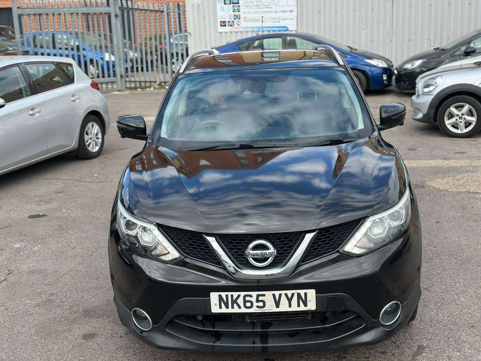 A 2015 NISSAN QASHQAI 1.6 dCi Tekna SUV 5dr Diesel XTRON 2WD Euro 6 (s/s) (130 ps) A 2015 NISSAN QASHQAI 1.6 dCi Tekna SUV 5dr Diesel XTRON 2WD Euro 6 (s/s) (130 ps)