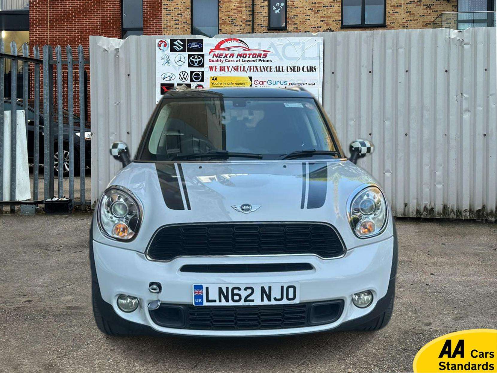 A 2012 MINI COOPER A 2012 MINI COOPER