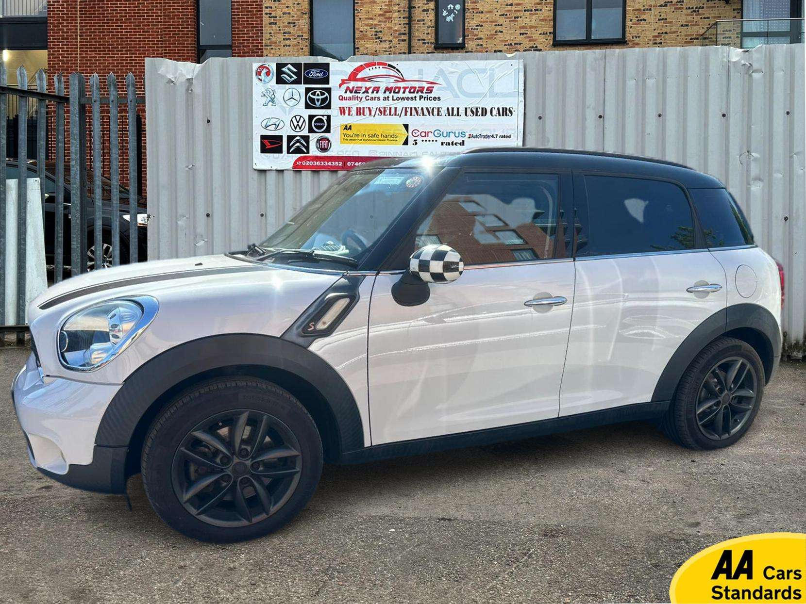 A 2012 MINI COOPER A 2012 MINI COOPER