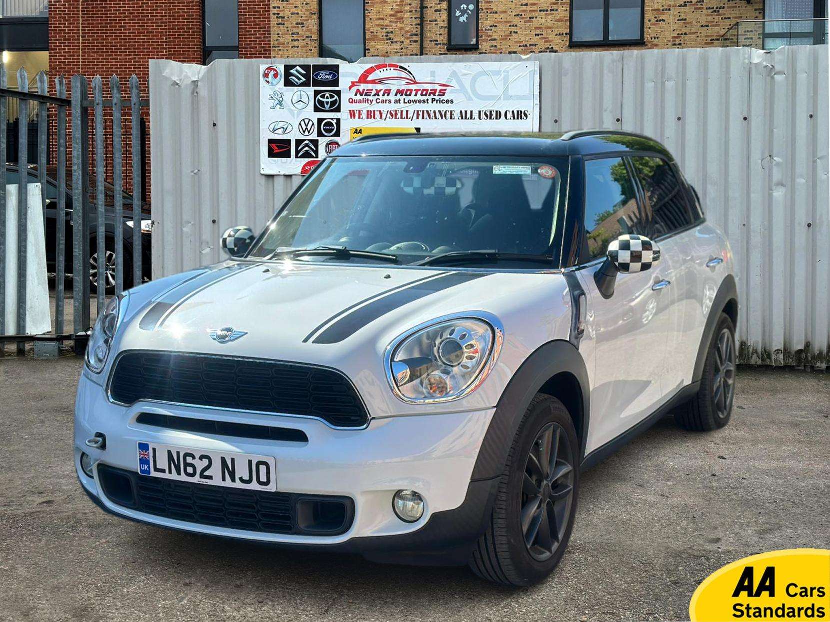 A 2012 MINI COOPER A 2012 MINI COOPER