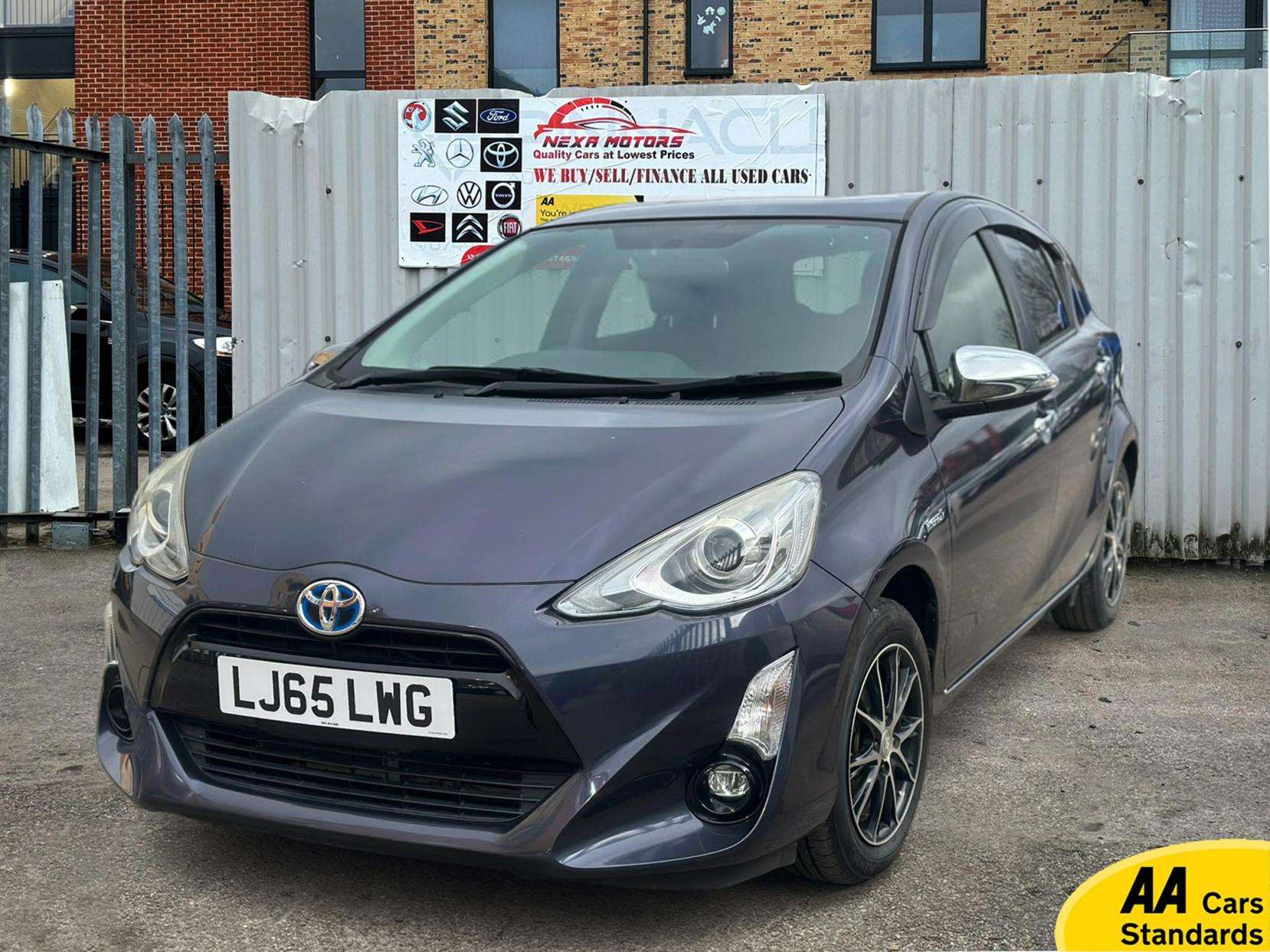 A 2015 TOYOTA YARIS 1.5 VVT-h Design Hatchback 5dr Petrol Hybrid E-CVT Euro 6 (101 ps) A 2015 TOYOTA YARIS 1.5 VVT-h Design Hatchback 5dr Petrol Hybrid E-CVT Euro 6 (101 ps)