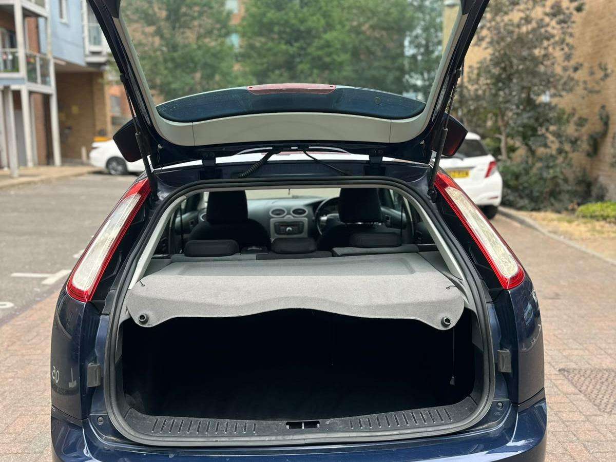 A 2010 FORD FOCUS 1.6 Zetec Hatchback 5dr Petrol Automatic (184 g/km, 99 bhp) A 2010 FORD FOCUS 1.6 Zetec Hatchback 5dr Petrol Automatic (184 g/km, 99 bhp)