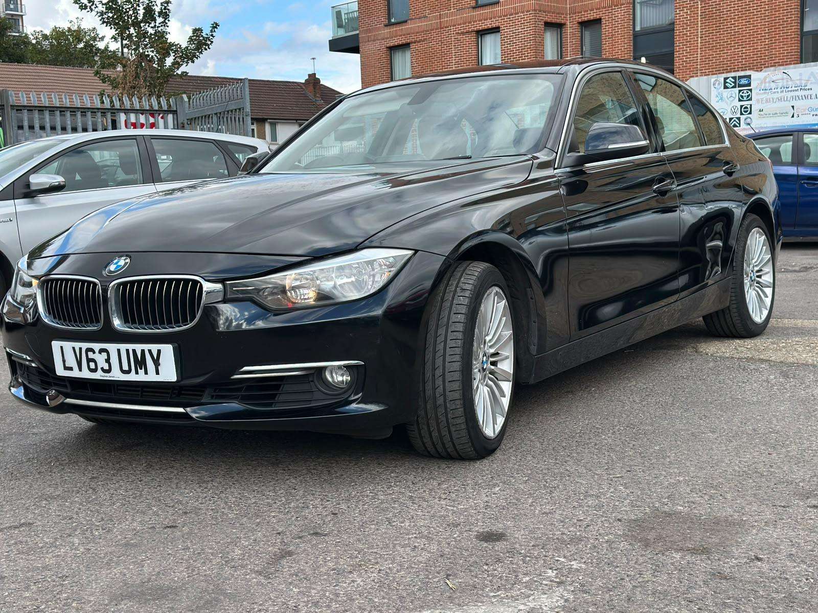 A 2014 BMW 3 SERIES 2.0 320i Luxury Saloon 4dr Petrol Auto xDrive Euro 6 (s/s) (184 ps) A 2014 BMW 3 SERIES 2.0 320i Luxury Saloon 4dr Petrol Auto xDrive Euro 6 (s/s) (184 ps)