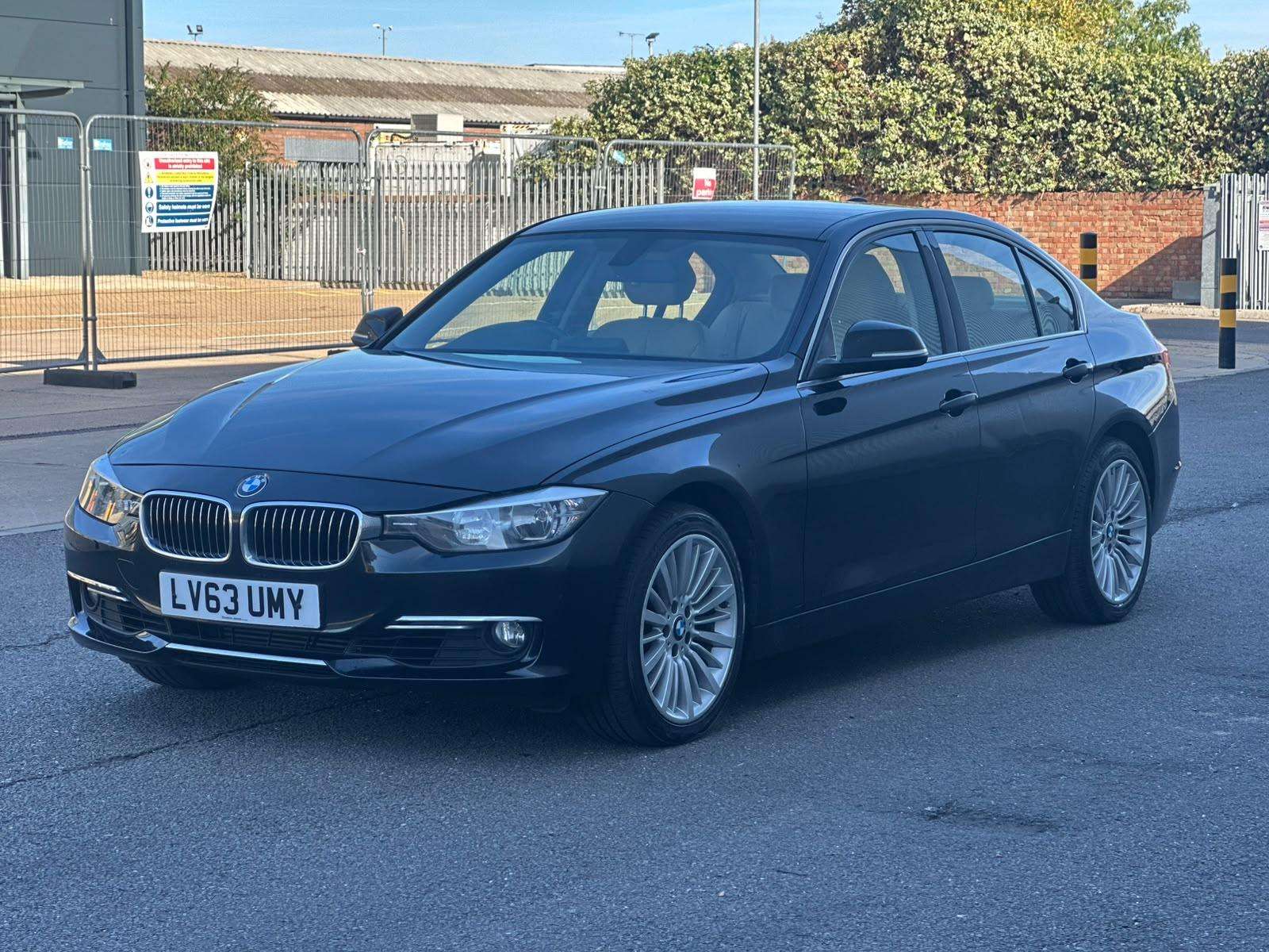 A 2014 BMW 3 SERIES 2.0 320i Luxury Saloon 4dr Petrol Auto xDrive Euro 6 (s/s) (184 ps) A 2014 BMW 3 SERIES 2.0 320i Luxury Saloon 4dr Petrol Auto xDrive Euro 6 (s/s) (184 ps)
