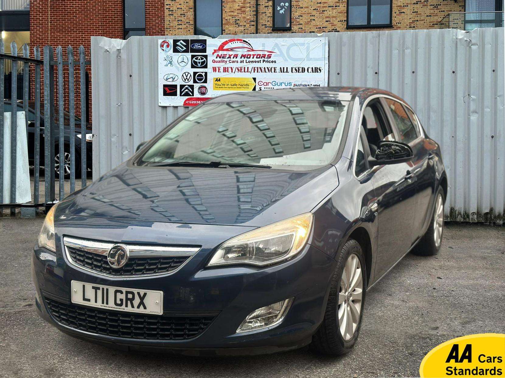 A 2011 VAUXHALL ASTRA 1.6 16v Elite Hatchback 5dr Petrol Easytronic Euro 5 (115 ps) A 2011 VAUXHALL ASTRA 1.6 16v Elite Hatchback 5dr Petrol Easytronic Euro 5 (115 ps)