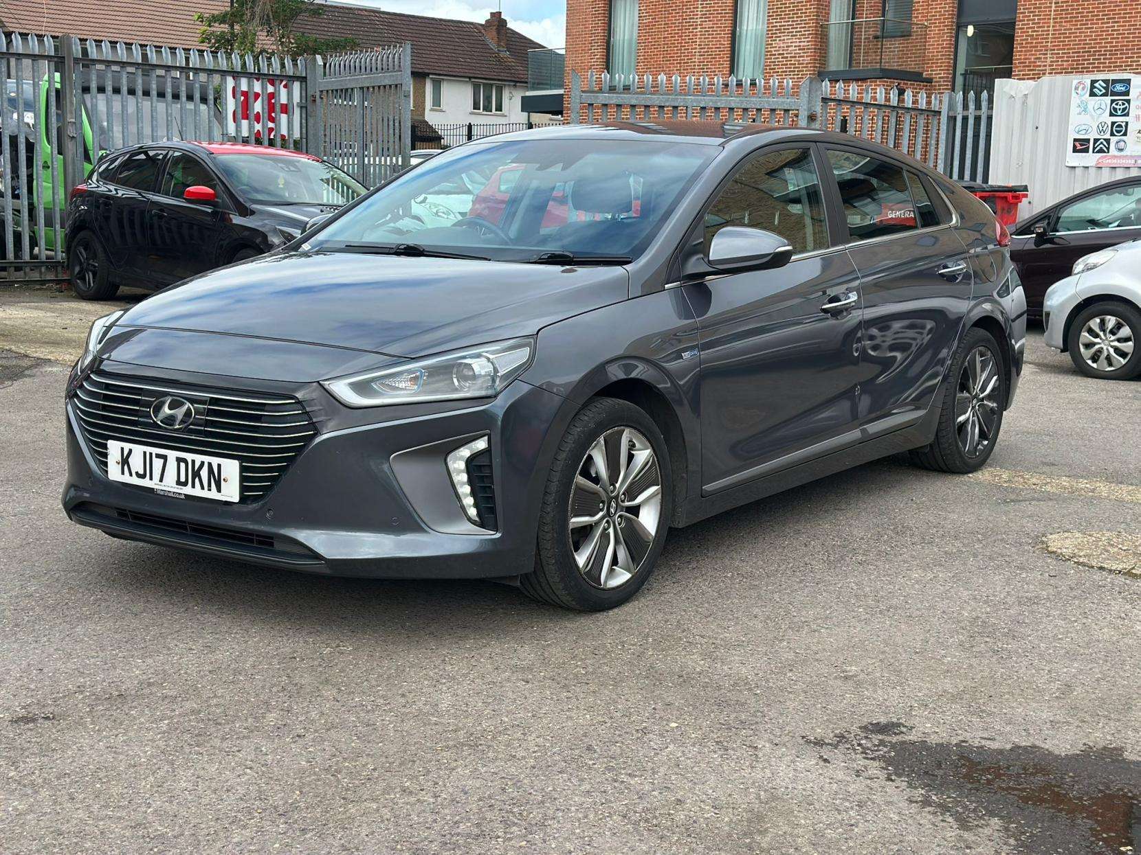 A 2017 HYUNDAI IONIQ 1.6 h-GDi Premium SE Hatchback 5dr Petrol Hybrid DCT Euro 6 (s/s) (141 ps) A 2017 HYUNDAI IONIQ 1.6 h-GDi Premium SE Hatchback 5dr Petrol Hybrid DCT Euro 6 (s/s) (141 ps)
