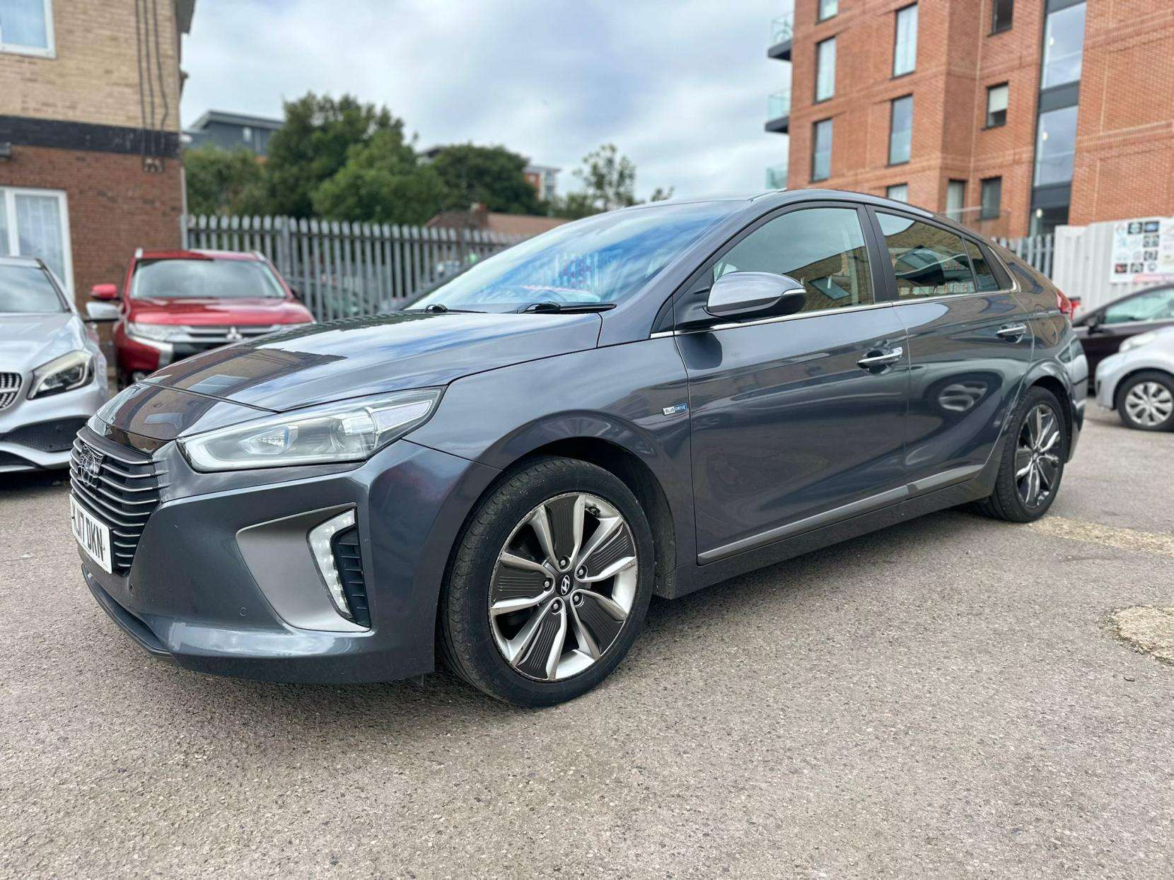 A 2017 HYUNDAI IONIQ 1.6 h-GDi Premium SE Hatchback 5dr Petrol Hybrid DCT Euro 6 (s/s) (141 ps) A 2017 HYUNDAI IONIQ 1.6 h-GDi Premium SE Hatchback 5dr Petrol Hybrid DCT Euro 6 (s/s) (141 ps)