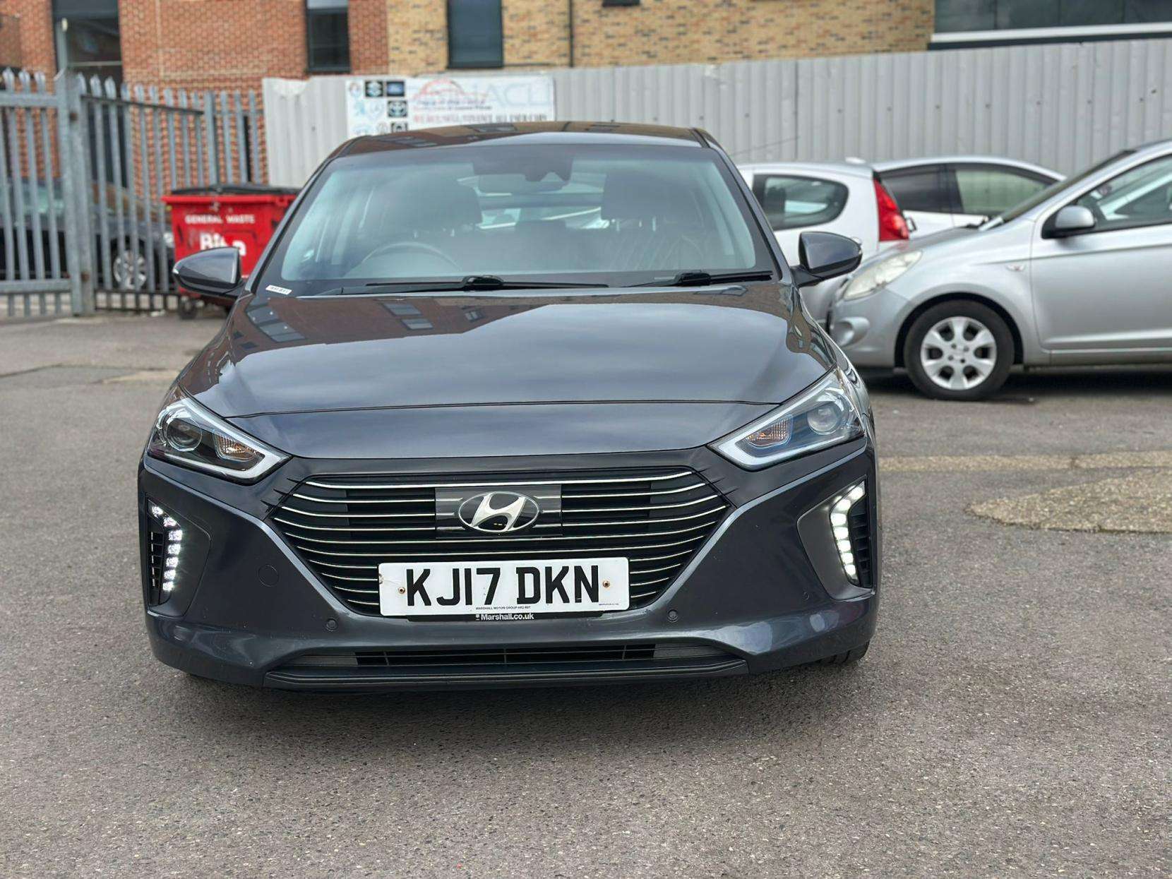A 2017 HYUNDAI IONIQ 1.6 h-GDi Premium SE Hatchback 5dr Petrol Hybrid DCT Euro 6 (s/s) (141 ps) A 2017 HYUNDAI IONIQ 1.6 h-GDi Premium SE Hatchback 5dr Petrol Hybrid DCT Euro 6 (s/s) (141 ps)