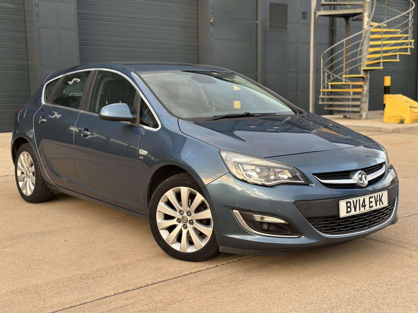 A 2014 VAUXHALL ASTRA 1.6 16v Elite Hatchback 5dr Petrol Auto Euro 5 (115 ps) A 2014 VAUXHALL ASTRA 1.6 16v Elite Hatchback 5dr Petrol Auto Euro 5 (115 ps)