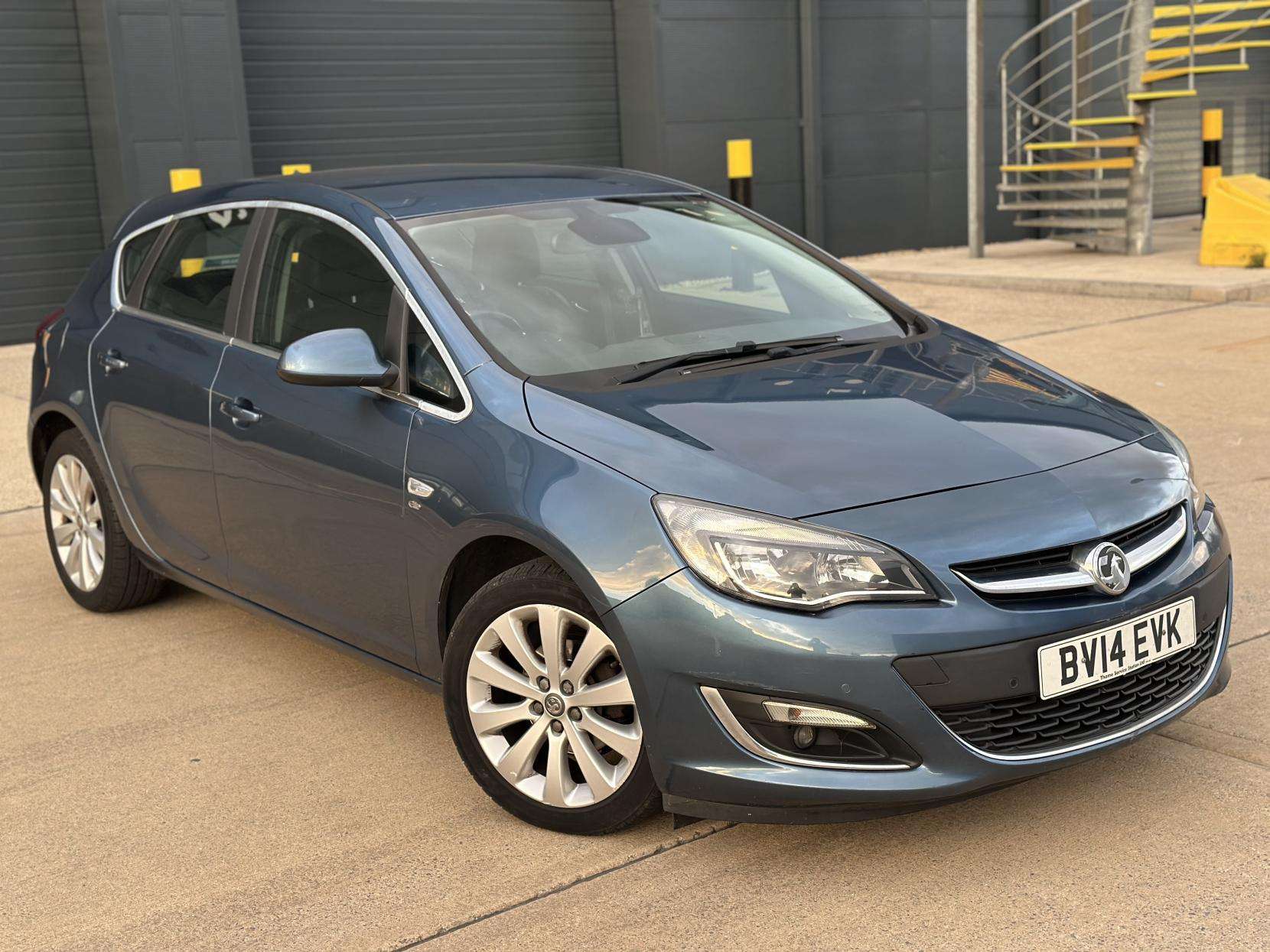 A 2014 VAUXHALL ASTRA 1.6 16v Elite Hatchback 5dr Petrol Auto Euro 5 (115 ps) A 2014 VAUXHALL ASTRA 1.6 16v Elite Hatchback 5dr Petrol Auto Euro 5 (115 ps)