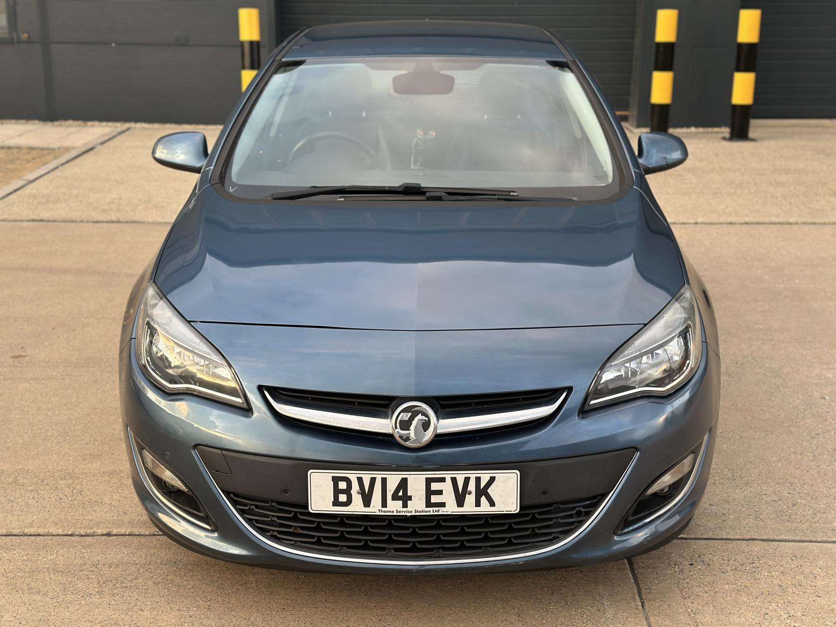 A 2014 VAUXHALL ASTRA 1.6 16v Elite Hatchback 5dr Petrol Auto Euro 5 (115 ps) A 2014 VAUXHALL ASTRA 1.6 16v Elite Hatchback 5dr Petrol Auto Euro 5 (115 ps)