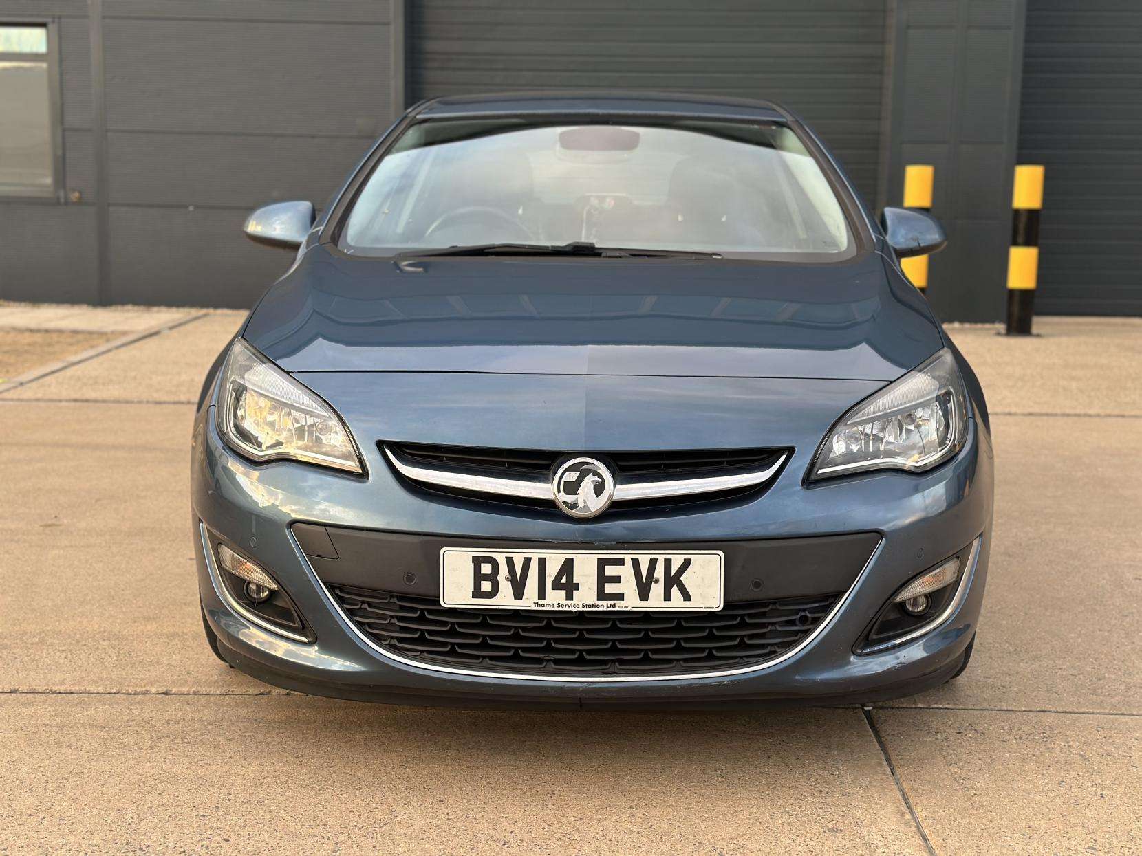 A 2014 VAUXHALL ASTRA 1.6 16v Elite Hatchback 5dr Petrol Auto Euro 5 (115 ps) A 2014 VAUXHALL ASTRA 1.6 16v Elite Hatchback 5dr Petrol Auto Euro 5 (115 ps)