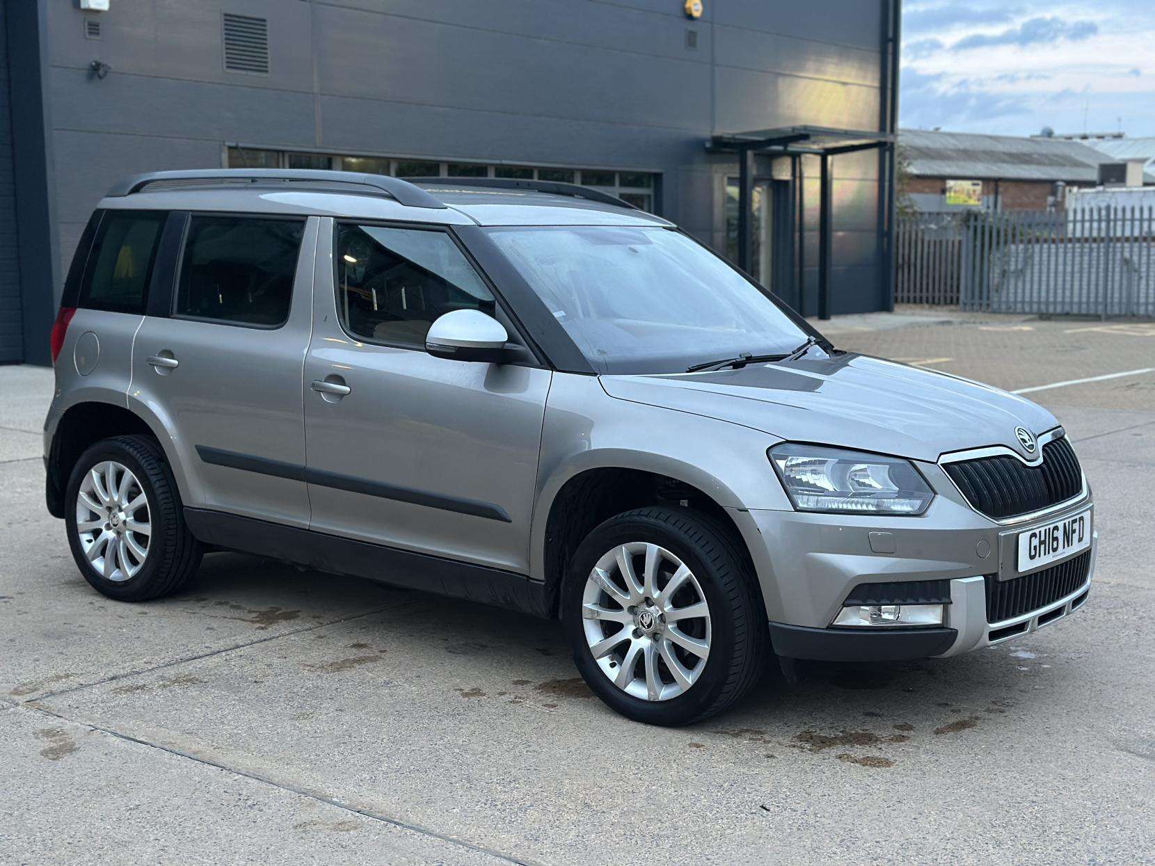 A 2016 SKODA YETI 1.2 TSI SE Outdoor 5dr Petrol DSG Euro 6 (s/s) (110 ps) A 2016 SKODA YETI 1.2 TSI SE Outdoor 5dr Petrol DSG Euro 6 (s/s) (110 ps)