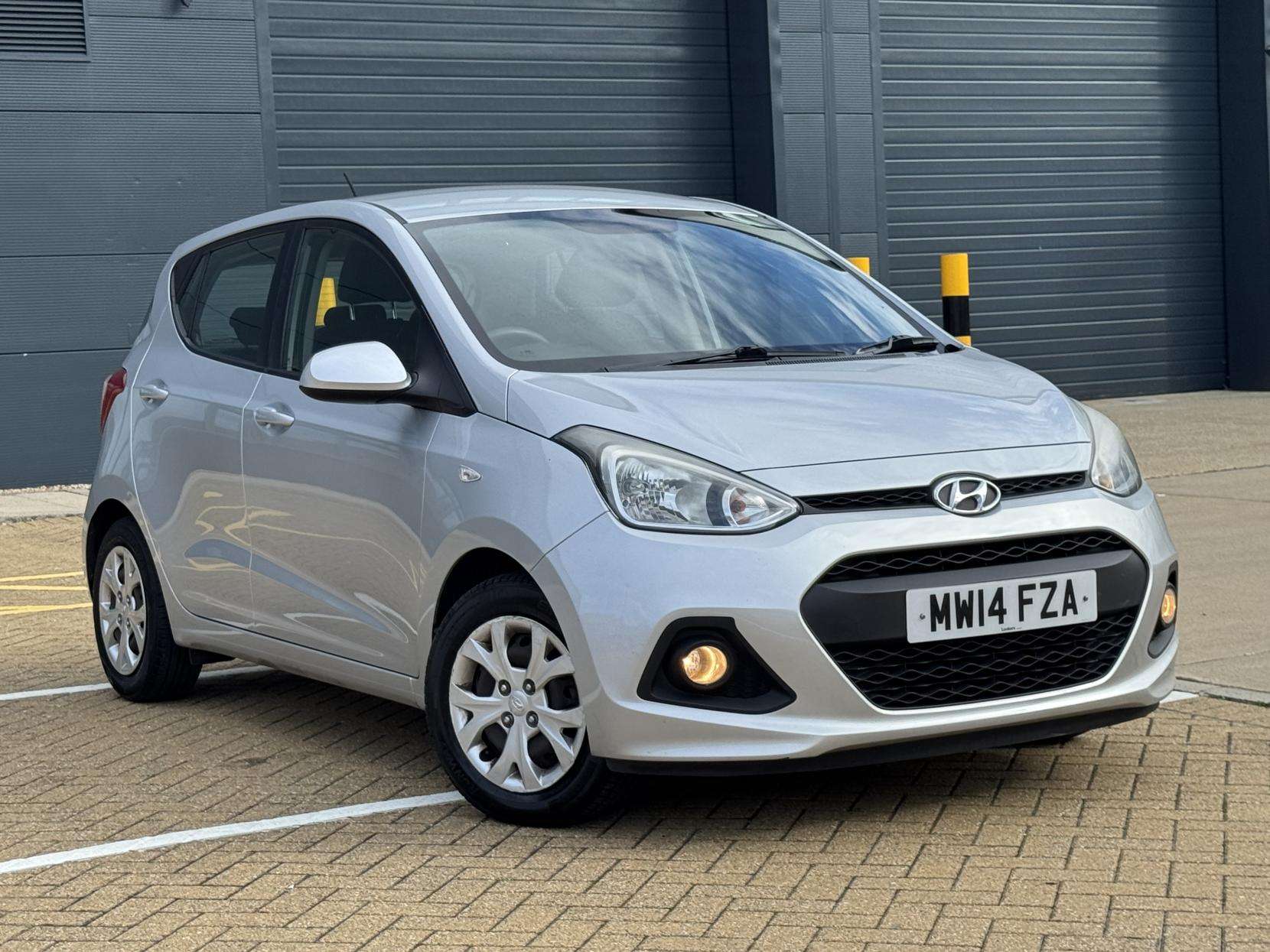 A 2014 HYUNDAI I10 1.2 SE Hatchback 5dr Petrol Auto Euro 5 (87 ps) A 2014 HYUNDAI I10 1.2 SE Hatchback 5dr Petrol Auto Euro 5 (87 ps)