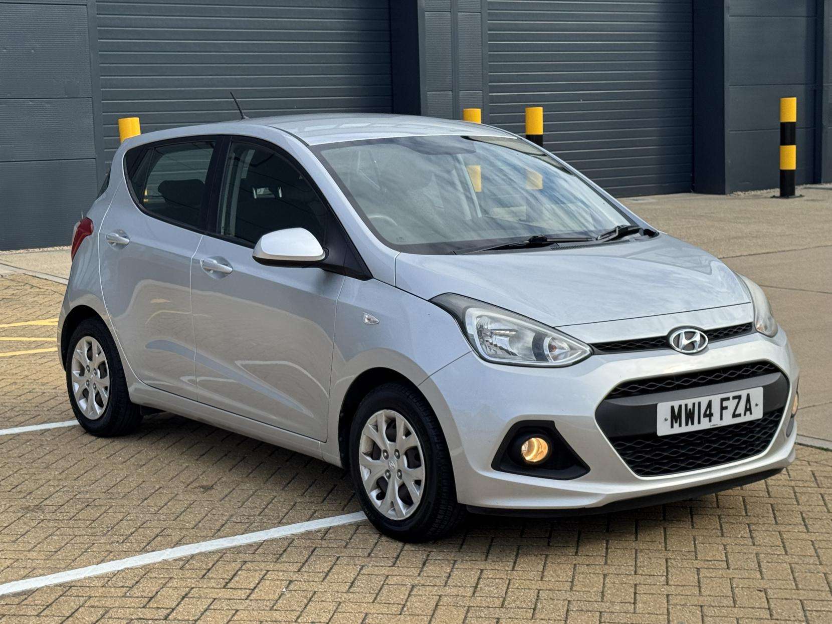 A 2014 HYUNDAI I10 1.2 SE Hatchback 5dr Petrol Auto Euro 5 (87 ps) A 2014 HYUNDAI I10 1.2 SE Hatchback 5dr Petrol Auto Euro 5 (87 ps)