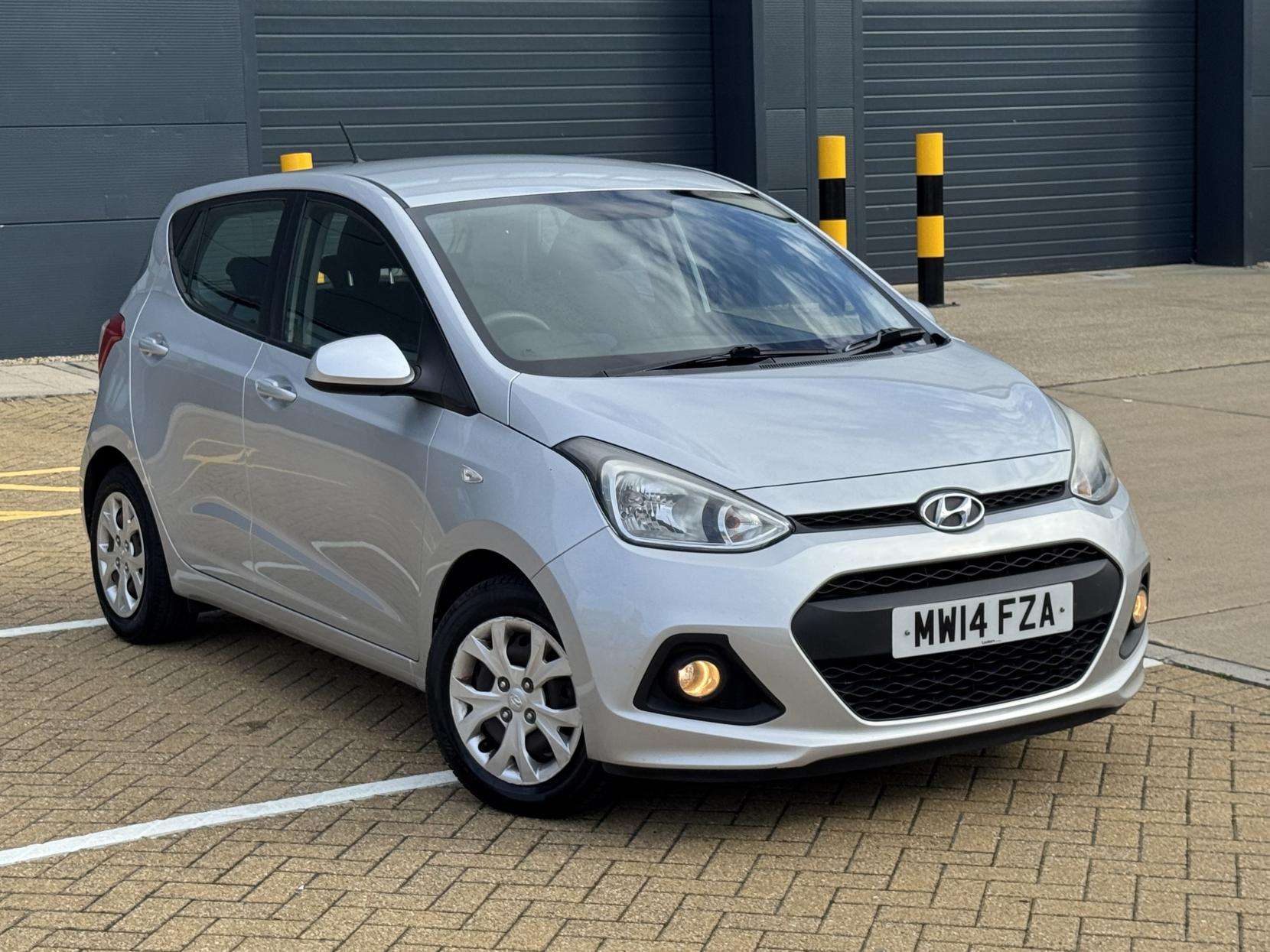 A 2014 HYUNDAI I10 1.2 SE Hatchback 5dr Petrol Auto Euro 5 (87 ps) A 2014 HYUNDAI I10 1.2 SE Hatchback 5dr Petrol Auto Euro 5 (87 ps)
