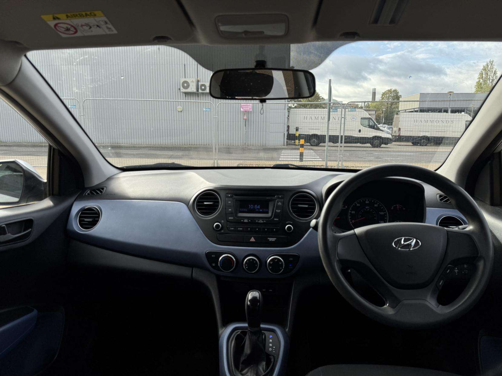 A 2014 HYUNDAI I10 1.2 SE Hatchback 5dr Petrol Auto Euro 5 (87 ps) A 2014 HYUNDAI I10 1.2 SE Hatchback 5dr Petrol Auto Euro 5 (87 ps)