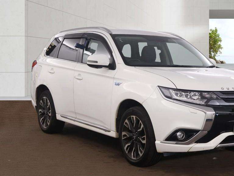 A 2018 MITSUBISHI OUTLANDER 2.0h 12kWh 4h SUV 5dr Petrol Plug-in Hybrid CVT 4WD Euro 6 (s/s) (200 ps) A 2018 MITSUBISHI OUTLANDER 2.0h 12kWh 4h SUV 5dr Petrol Plug-in Hybrid CVT 4WD Euro 6 (s/s) (200 ps)