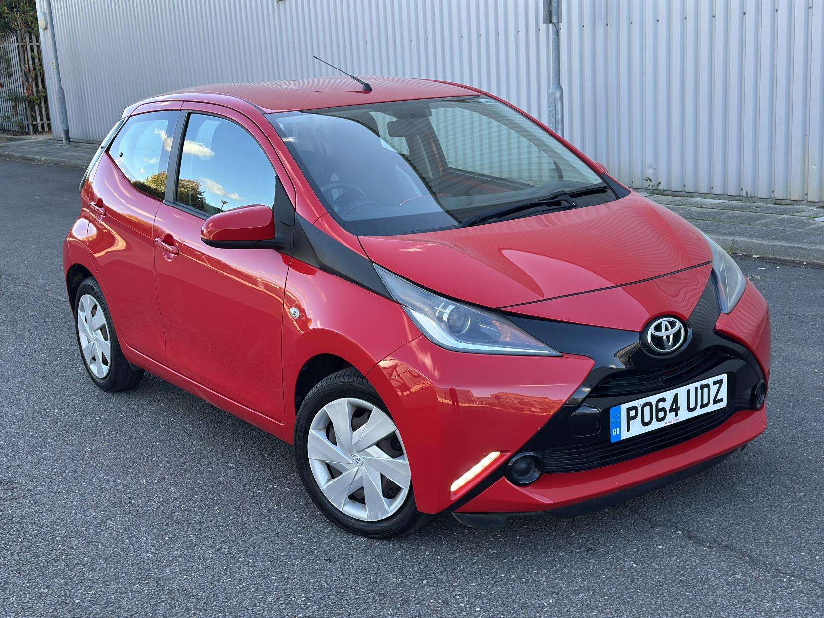 A 2014 TOYOTA AYGO 1.0 VVT-i x-play Hatchback 5dr Petrol x-shift Euro 5 Euro 5 (68 ps) A 2014 TOYOTA AYGO 1.0 VVT-i x-play Hatchback 5dr Petrol x-shift Euro 5 Euro 5 (68 ps)