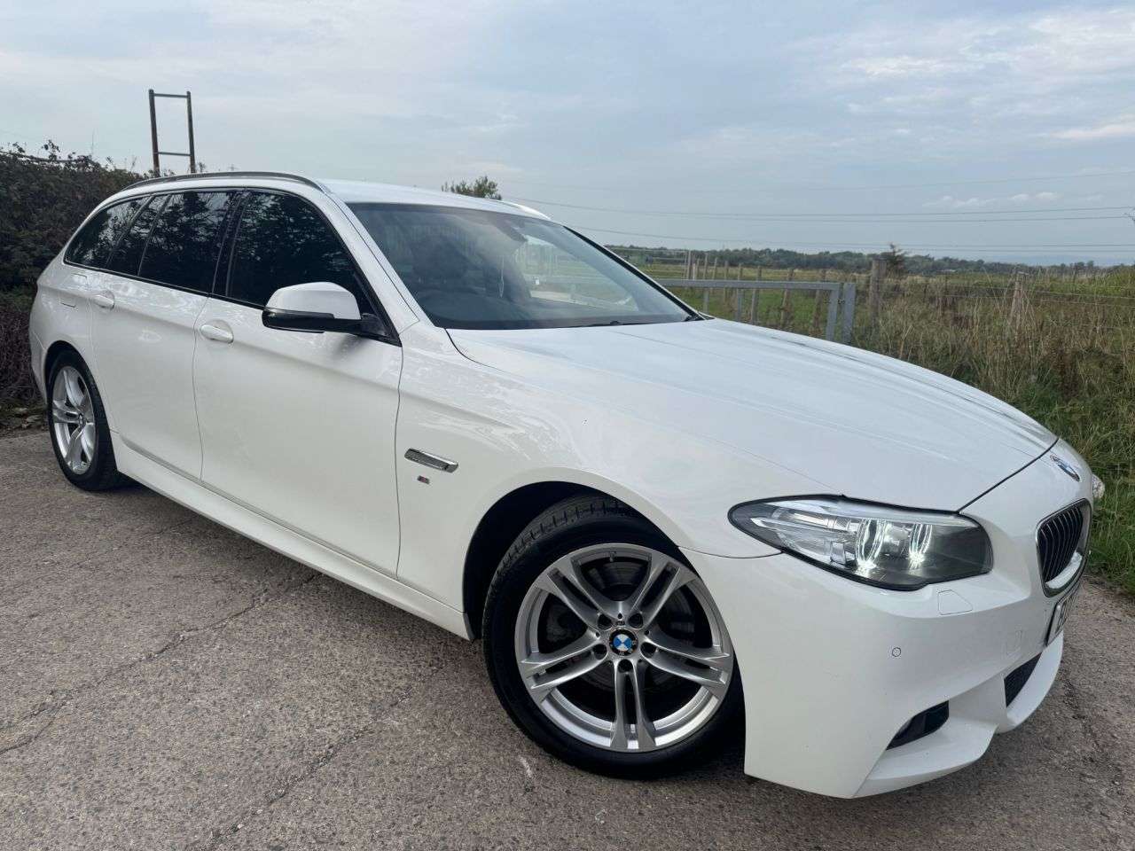 A 2017 BMW 5 SERIES 2.0 520d M Sport Touring 5dr Diesel Auto Euro 6 (s/s) (190 ps) A 2017 BMW 5 SERIES 2.0 520d M Sport Touring 5dr Diesel Auto Euro 6 (s/s) (190 ps)