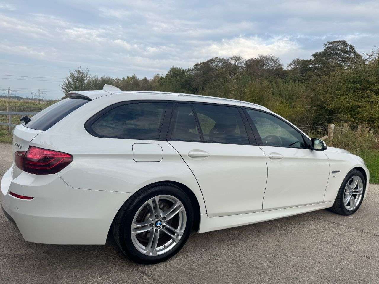 A 2017 BMW 5 SERIES 2.0 520d M Sport Touring 5dr Diesel Auto Euro 6 (s/s) (190 ps) A 2017 BMW 5 SERIES 2.0 520d M Sport Touring 5dr Diesel Auto Euro 6 (s/s) (190 ps)