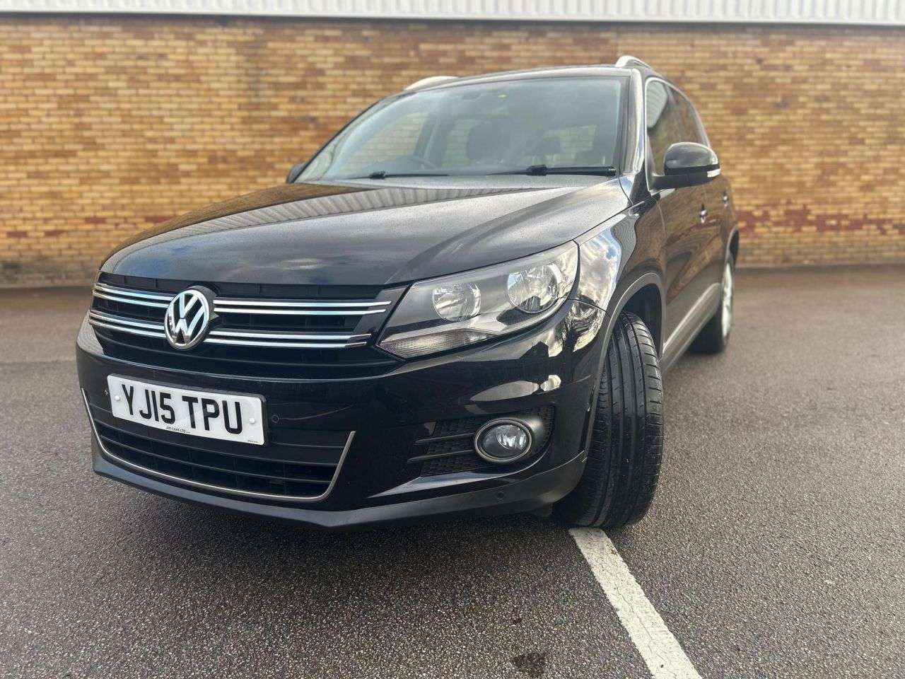 A 2015 VOLKSWAGEN TIGUAN 2.0 TDI BlueMotion Tech Match SUV 5dr Diesel Manual 4WD Euro 5 (s/s) (140 p A 2015 VOLKSWAGEN TIGUAN 2.0 TDI BlueMotion Tech Match SUV 5dr Diesel Manual 4WD Euro 5 (s/s) (140 p
