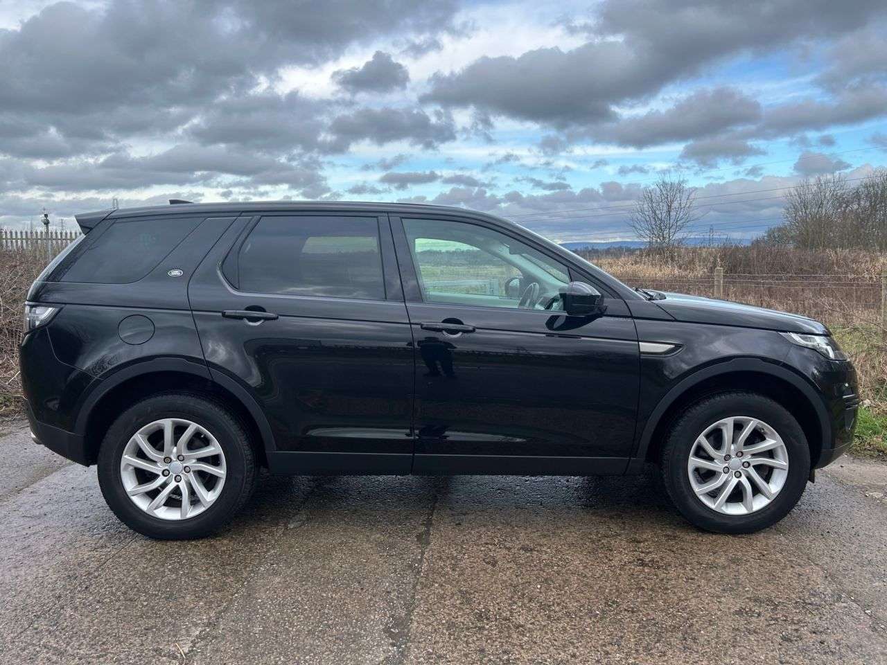 A 2017 LAND ROVER DISCOVERY SPORT 2.0 TD4 SE SUV 5dr Diesel Manual 4WD Euro 6 (s/s) (180 ps) A 2017 LAND ROVER DISCOVERY SPORT 2.0 TD4 SE SUV 5dr Diesel Manual 4WD Euro 6 (s/s) (180 ps)