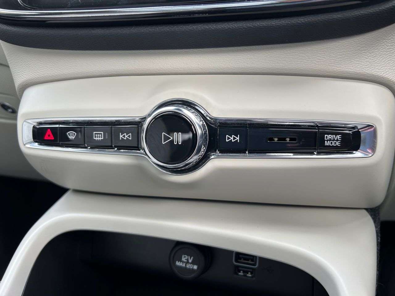 2020 VOLVO XC40 2020 VOLVO XC40