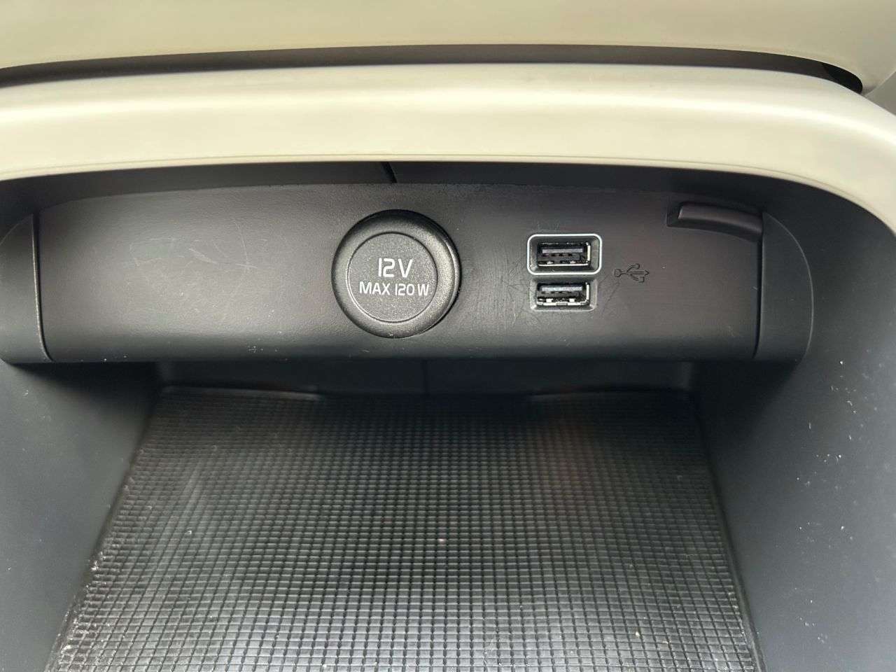 2020 VOLVO XC40 2020 VOLVO XC40