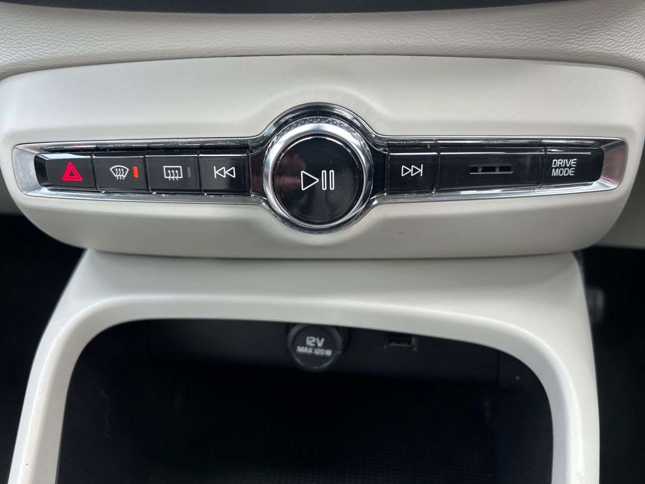 2019 VOLVO XC40 2019 VOLVO XC40