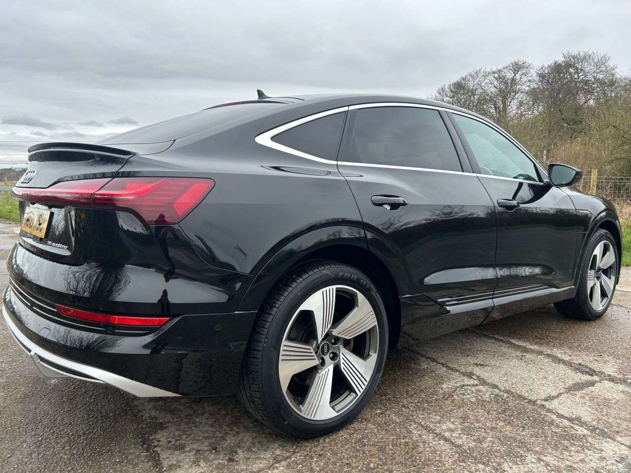 A 2021 AUDI E-TRON 55 S line Sportback 5dr Electric Auto quattro 95kWh (408 ps) A 2021 AUDI E-TRON 55 S line Sportback 5dr Electric Auto quattro 95kWh (408 ps)