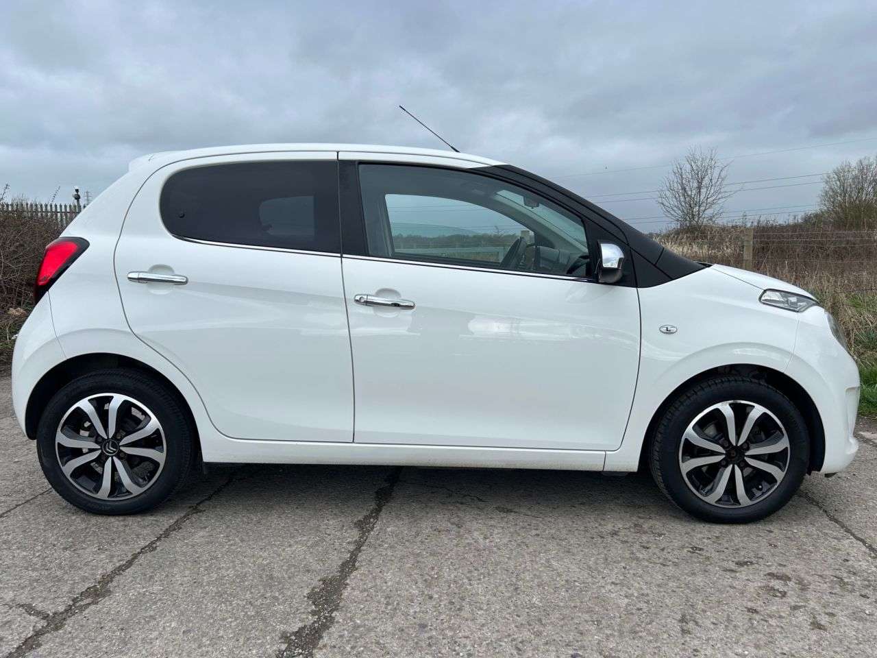 A 2020 CITROEN C1 1.0 VTi Flair Hatchback 5dr Petrol Manual Euro 6 (s/s) (72 ps) A 2020 CITROEN C1 1.0 VTi Flair Hatchback 5dr Petrol Manual Euro 6 (s/s) (72 ps)