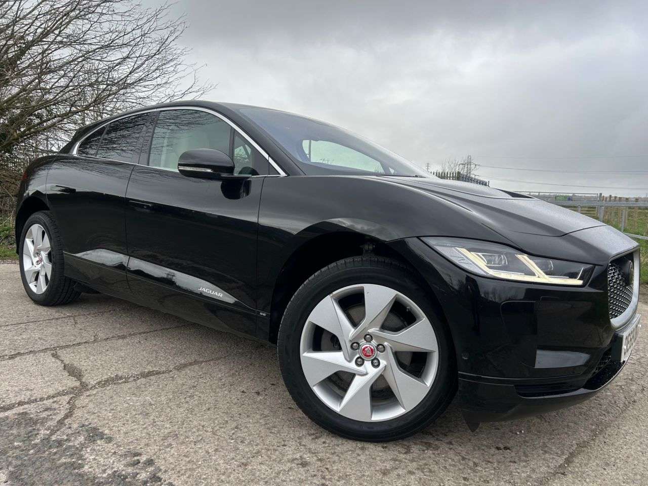 A 2019 JAGUAR I-PACE 400 90kWh SE SUV 5dr Electric Auto 4WD (400 ps) A 2019 JAGUAR I-PACE 400 90kWh SE SUV 5dr Electric Auto 4WD (400 ps)
