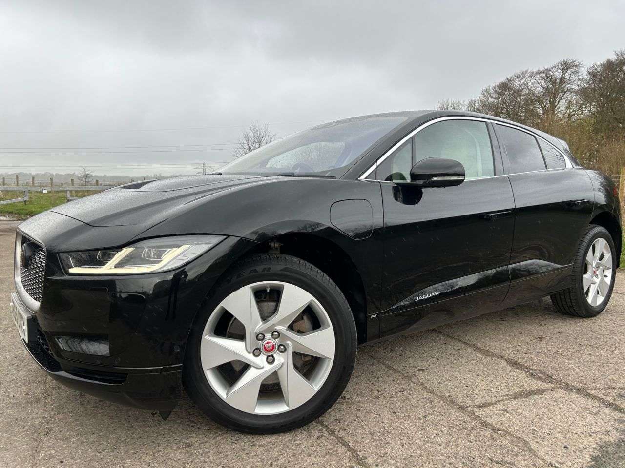 A 2019 JAGUAR I-PACE 400 90kWh SE SUV 5dr Electric Auto 4WD (400 ps) A 2019 JAGUAR I-PACE 400 90kWh SE SUV 5dr Electric Auto 4WD (400 ps)
