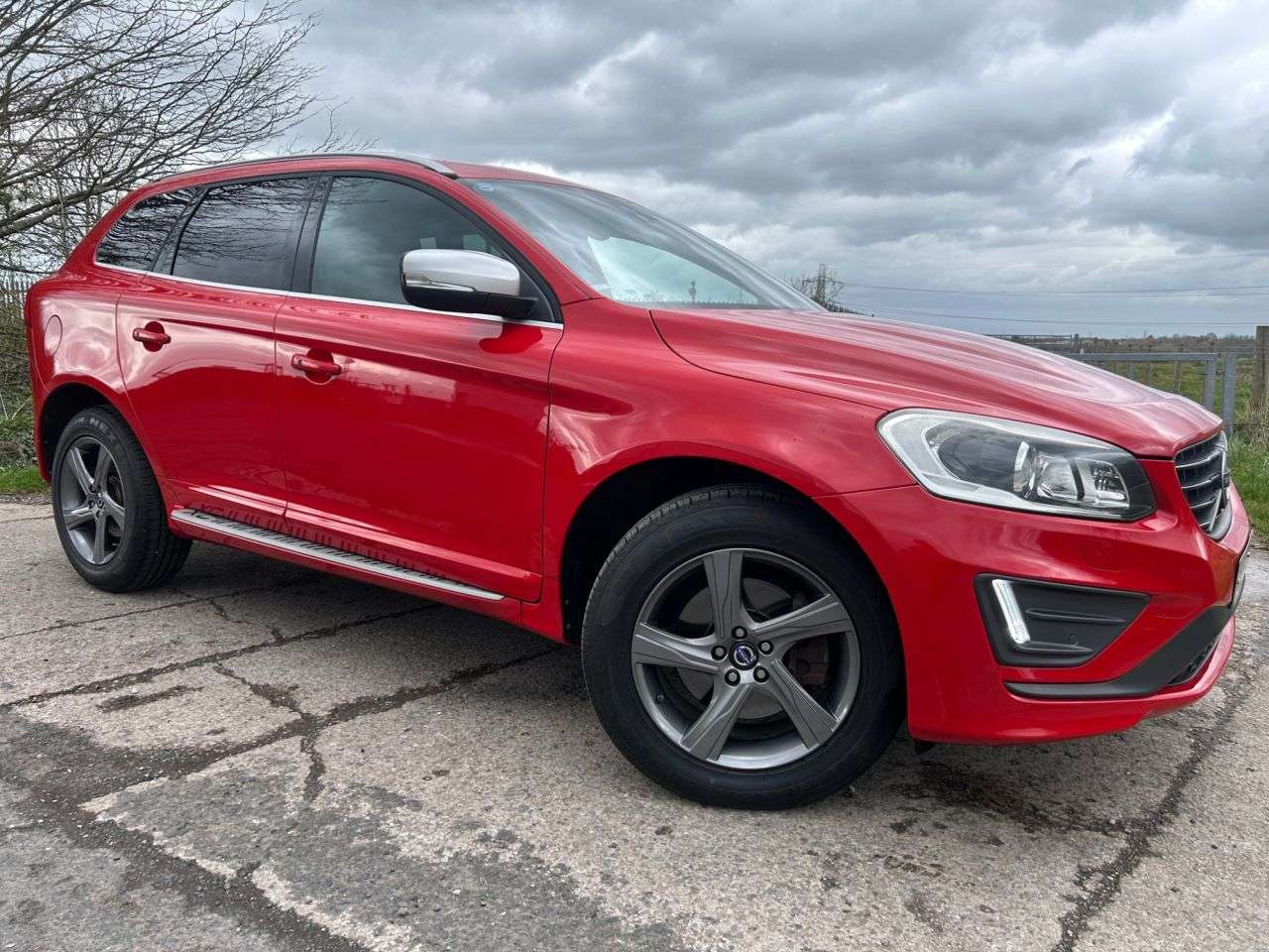 A 2014 VOLVO XC60 2.0 D4 R-Design Lux Nav SUV 5dr Diesel Manual Euro 6 (s/s) (181 ps) A 2014 VOLVO XC60 2.0 D4 R-Design Lux Nav SUV 5dr Diesel Manual Euro 6 (s/s) (181 ps)