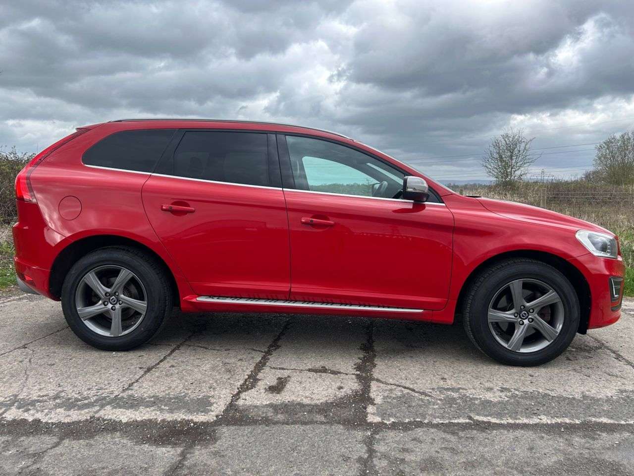 A 2014 VOLVO XC60 2.0 D4 R-Design Lux Nav SUV 5dr Diesel Manual Euro 6 (s/s) (181 ps) A 2014 VOLVO XC60 2.0 D4 R-Design Lux Nav SUV 5dr Diesel Manual Euro 6 (s/s) (181 ps)