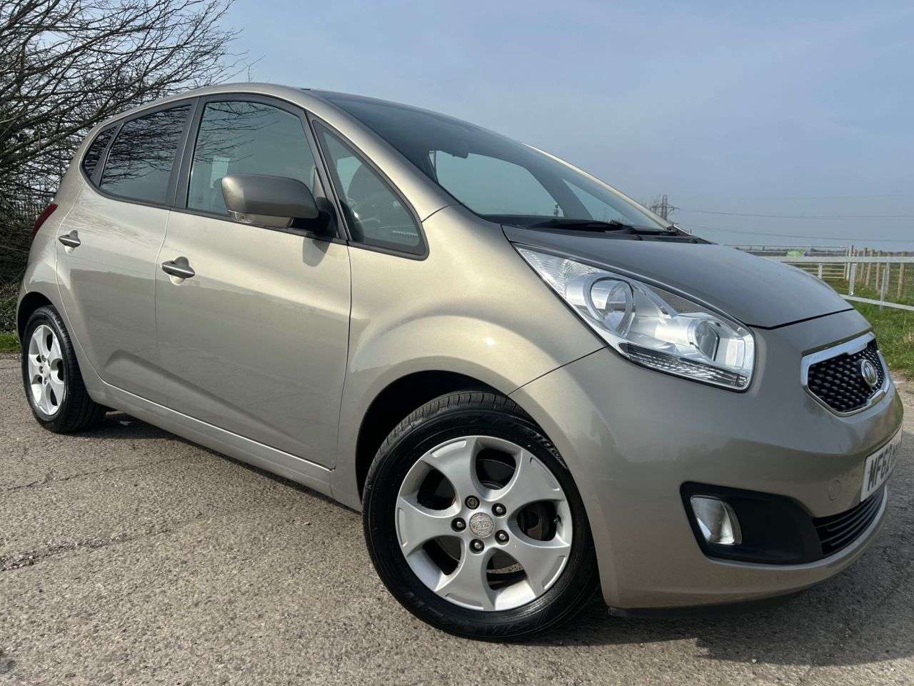 A 2012 KIA VENGA 1.6 CRDi EcoDynamics 3 MPV 5dr Diesel Manual Euro 5 (s/s) (Sat Nav) (114 bh A 2012 KIA VENGA 1.6 CRDi EcoDynamics 3 MPV 5dr Diesel Manual Euro 5 (s/s) (Sat Nav) (114 bh