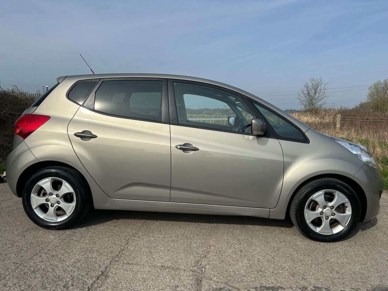 A 2012 KIA VENGA 1.6 CRDi EcoDynamics 3 MPV 5dr Diesel Manual Euro 5 (s/s) (Sat Nav) (114 bh A 2012 KIA VENGA 1.6 CRDi EcoDynamics 3 MPV 5dr Diesel Manual Euro 5 (s/s) (Sat Nav) (114 bh