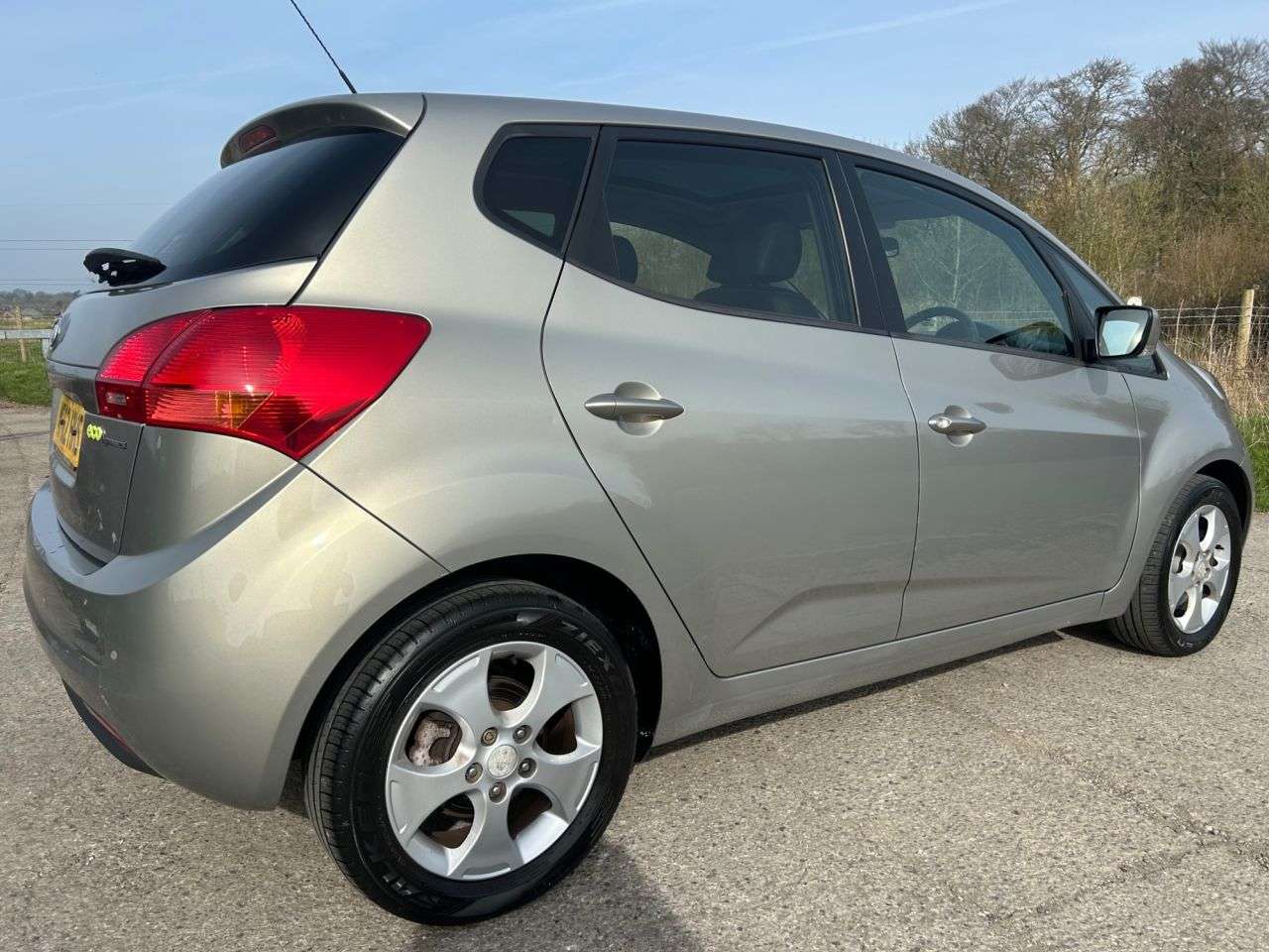 A 2012 KIA VENGA 1.6 CRDi EcoDynamics 3 MPV 5dr Diesel Manual Euro 5 (s/s) (Sat Nav) (114 bh A 2012 KIA VENGA 1.6 CRDi EcoDynamics 3 MPV 5dr Diesel Manual Euro 5 (s/s) (Sat Nav) (114 bh