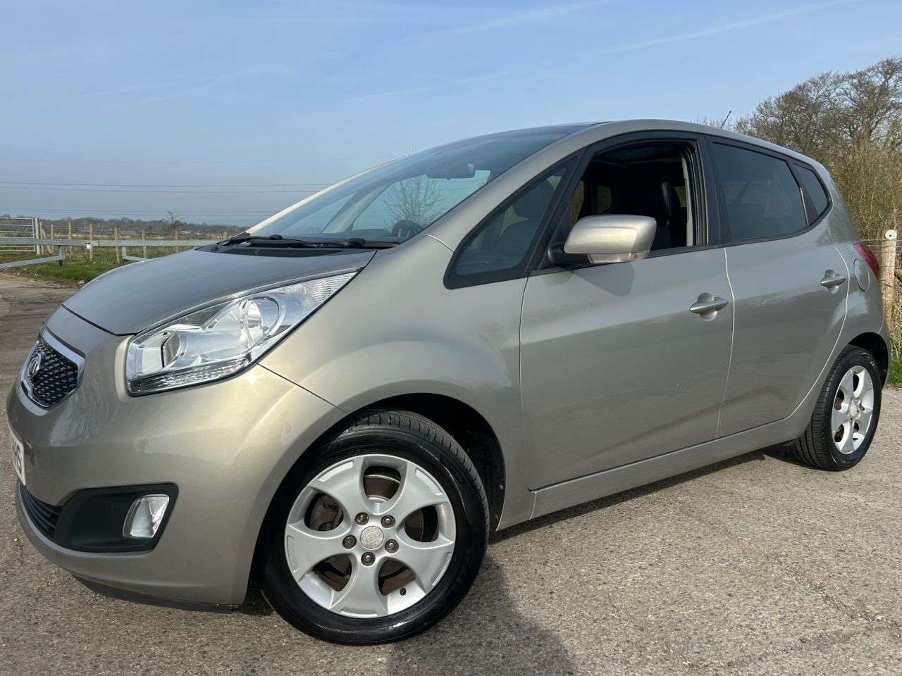 A 2012 KIA VENGA 1.6 CRDi EcoDynamics 3 MPV 5dr Diesel Manual Euro 5 (s/s) (Sat Nav) (114 bh A 2012 KIA VENGA 1.6 CRDi EcoDynamics 3 MPV 5dr Diesel Manual Euro 5 (s/s) (Sat Nav) (114 bh