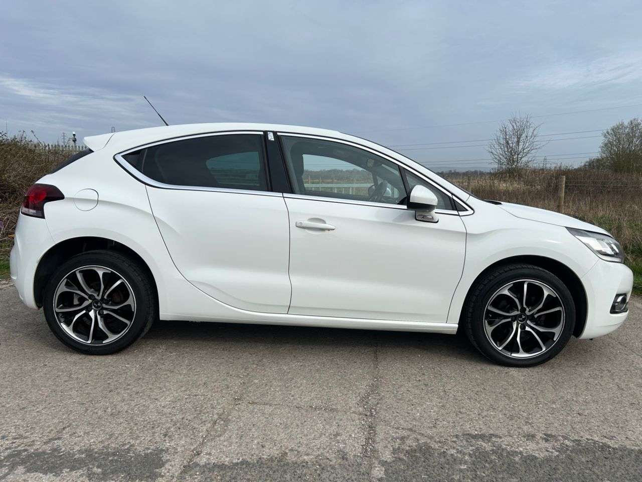 A 2016 DS AUTOMOBILES DS 4 1.2 PureTech Elegance Hatchback 5dr Petrol Manual Euro 6 (s/s) (130 ps) A 2016 DS AUTOMOBILES DS 4 1.2 PureTech Elegance Hatchback 5dr Petrol Manual Euro 6 (s/s) (130 ps)