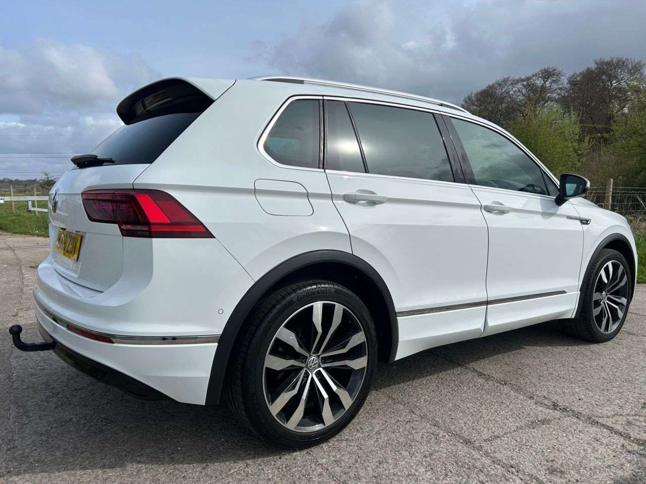 A 2018 VOLKSWAGEN TIGUAN 2.0 TDI R-Line SUV 5dr Diesel DSG 4Motion Euro 6 (s/s) (150 ps) A 2018 VOLKSWAGEN TIGUAN 2.0 TDI R-Line SUV 5dr Diesel DSG 4Motion Euro 6 (s/s) (150 ps)