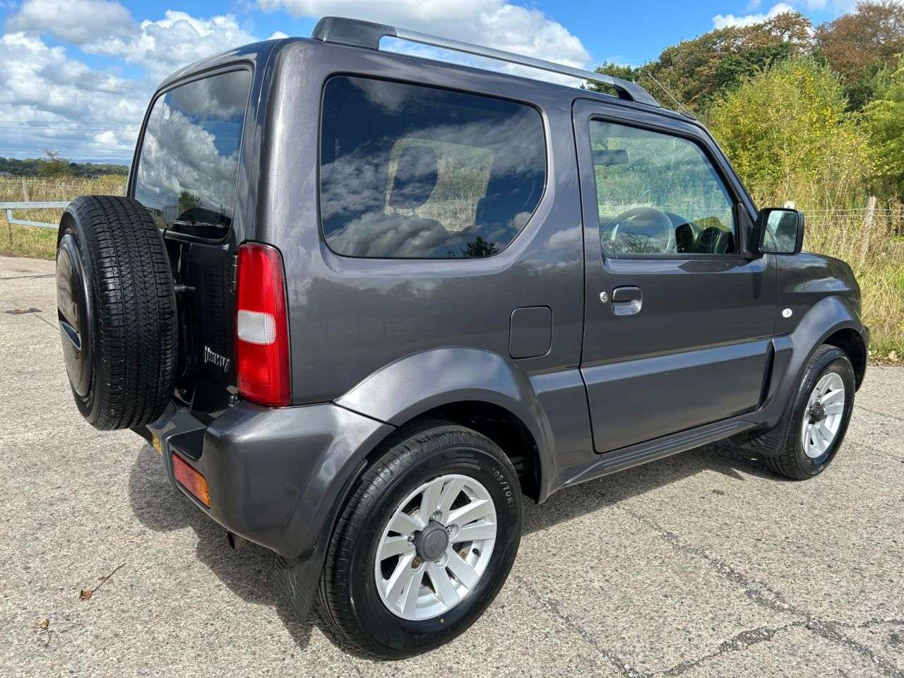 A 2013 SUZUKI JIMNY 1.3 VVT SZ4 SUV 3dr Petrol Auto 4WD Euro 5 (85 ps) A 2013 SUZUKI JIMNY 1.3 VVT SZ4 SUV 3dr Petrol Auto 4WD Euro 5 (85 ps)